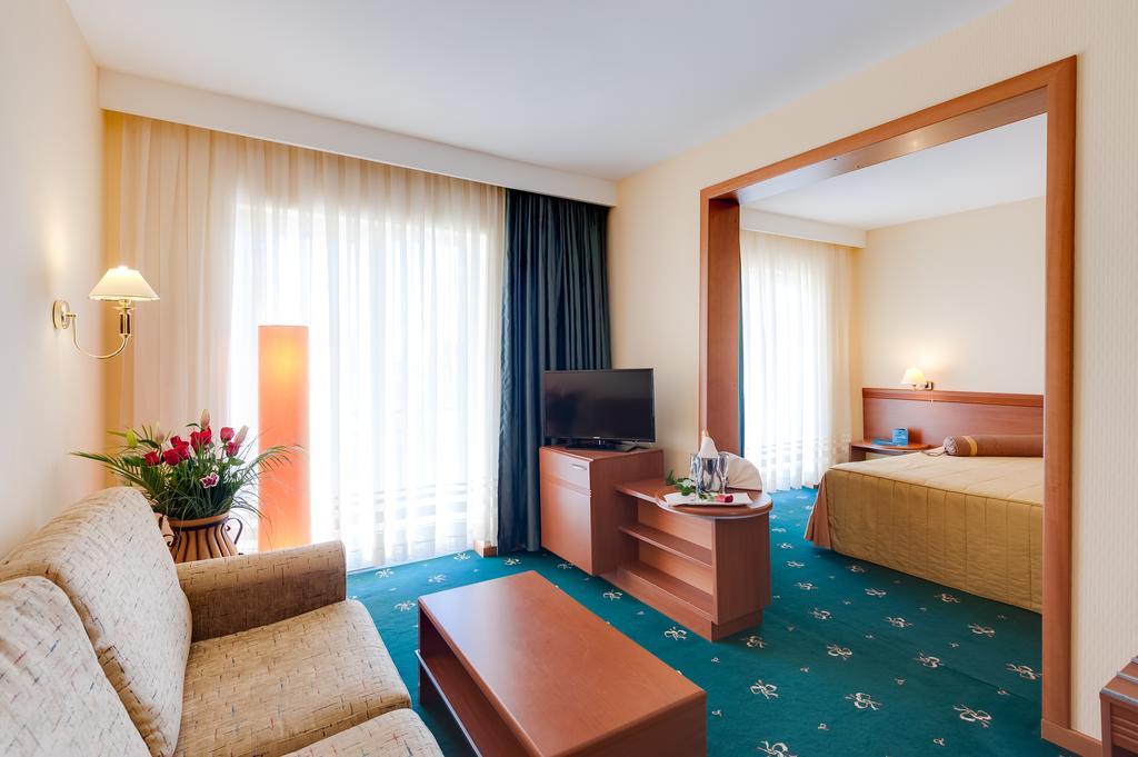 Hotel Palas Mamaja Zewnętrze zdjęcie